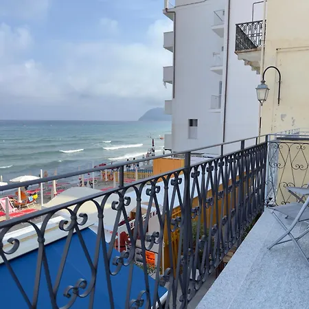 Luxury And Exclusivity On The Seafront In Apartment *