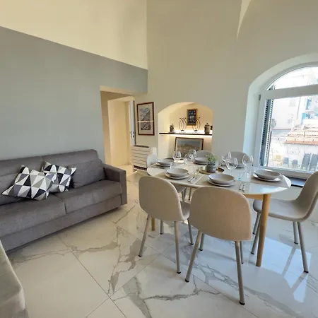 Luxury And Exclusivity On The Seafront In Apartment *